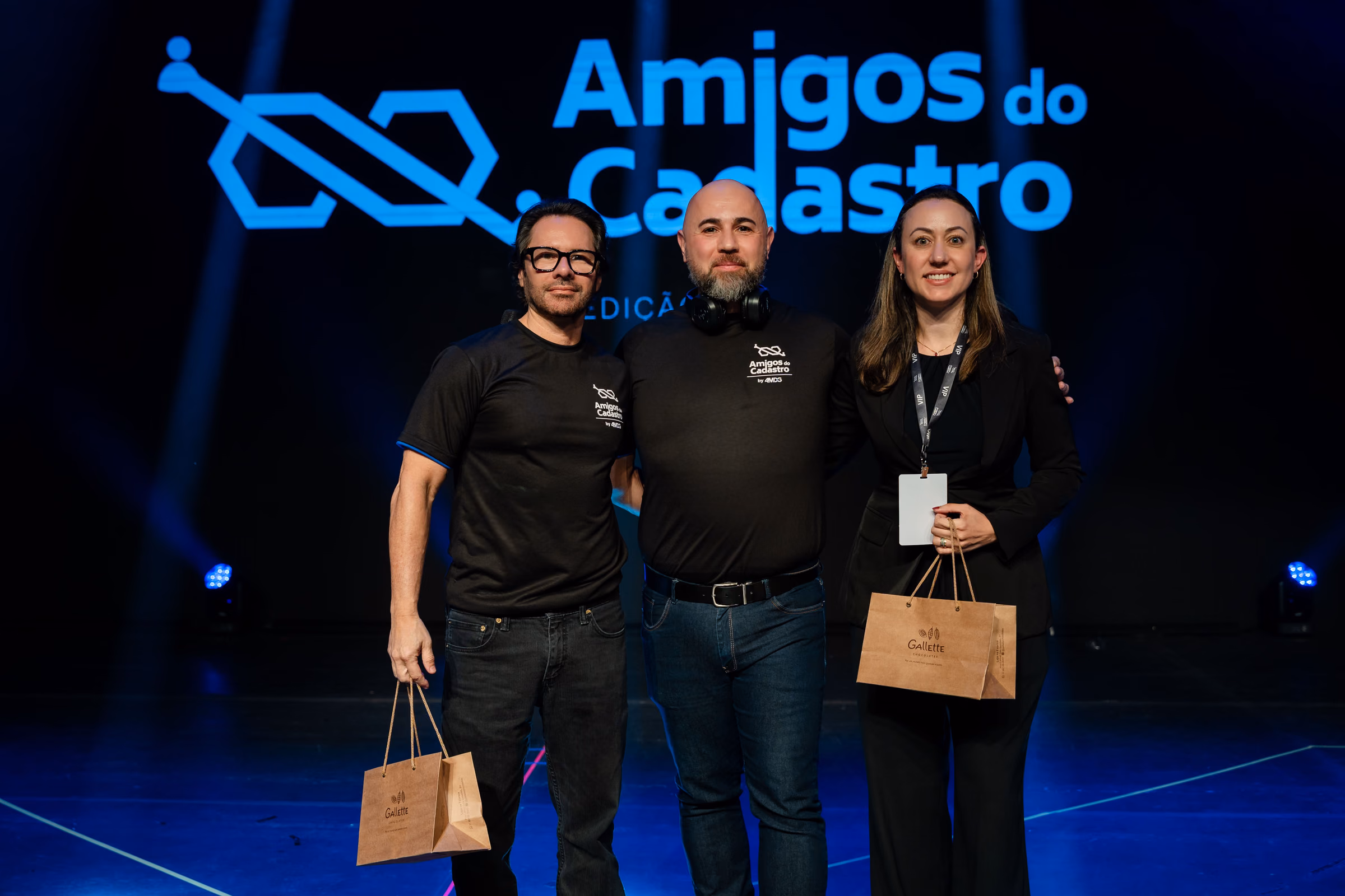 Equipe da 4MDG no palco, no encerramento da 4ª edição do Amigos do Cadastro