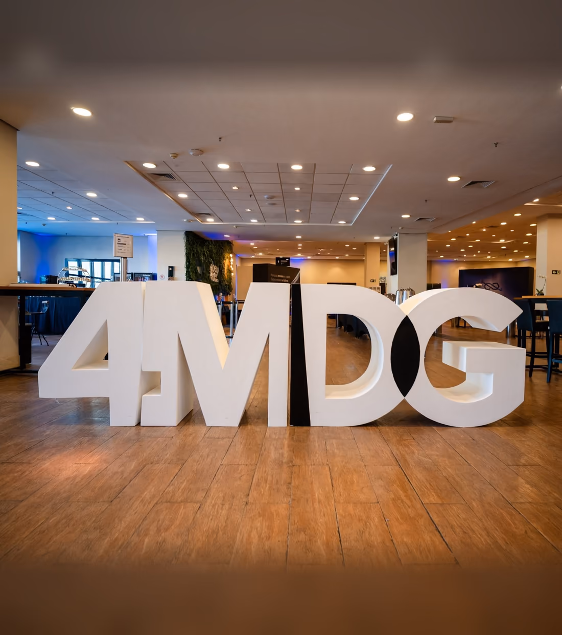 Letras grandes de 4MDG en el espacio del evento
