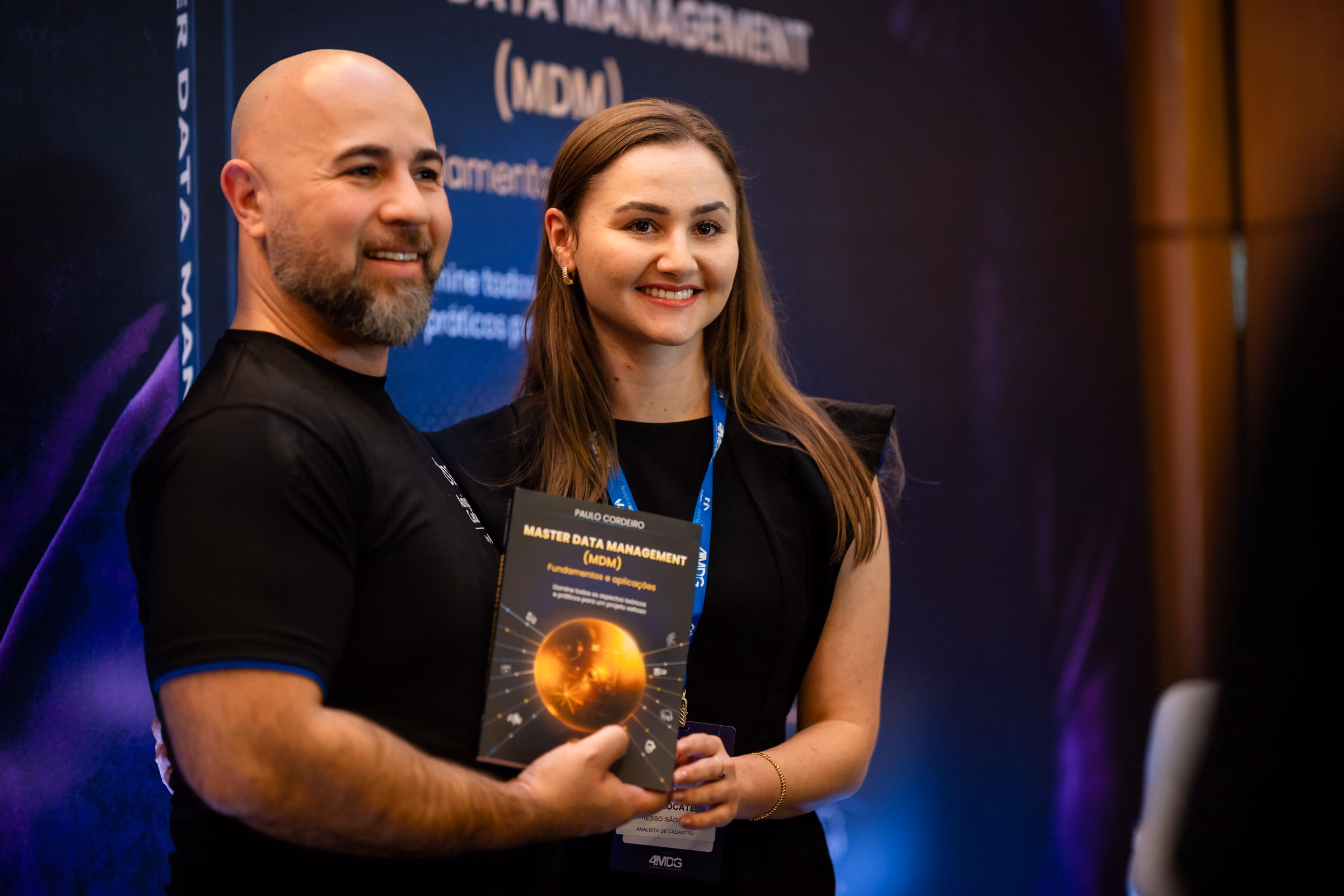 Paulo Cordeiro autografa o livro Master Data Management (MDM) para uma participante do Amigos do Cadastro 2026