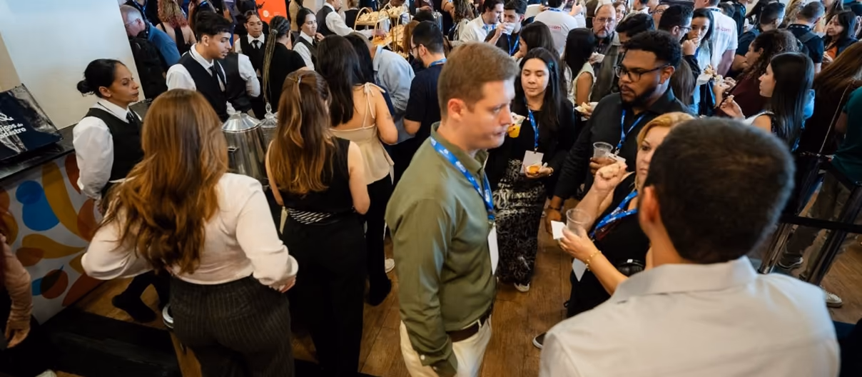 Participantes conversando en el espacio de networking, entre una charla y otra