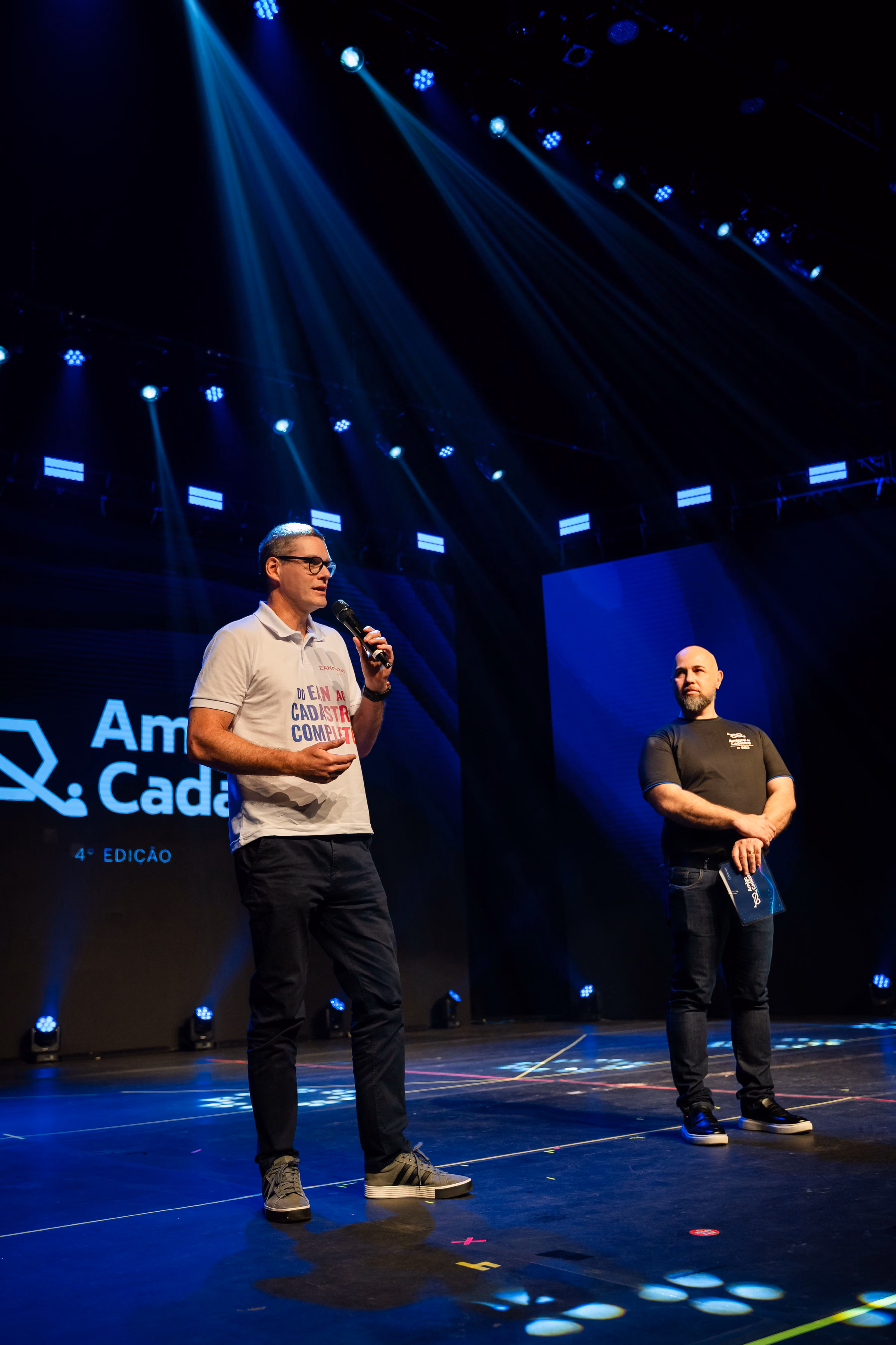 Palestrante no palco da 4ª edição do Amigos do Cadastro