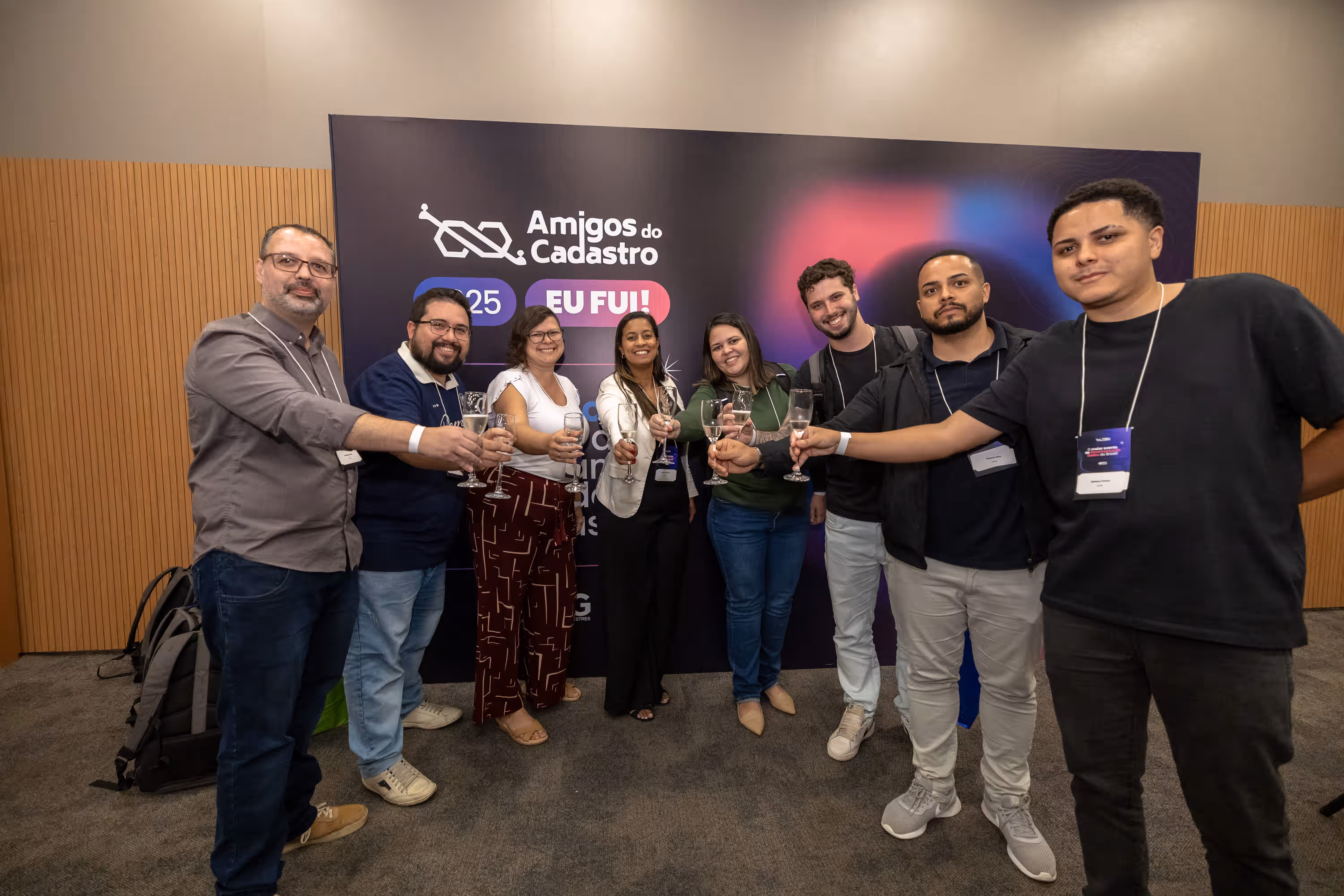 Participantes no painel do evento durante o happy hour