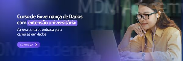Una mujer con gafas, usando la laptop y en el lateral izquierdo el tema del blog: ''Curso de Gobierno de Datos con Extensión Universitaria: La Nueva Puerta de Entrada para Carreras en Datos''