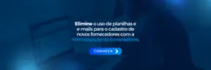 Imagem em tons de azul mostra um escritório com computadores. No primeiro plano, uma mão masculina utilizando um mouse. No fundo, a silhueta de uma pessoa trabalhando ao computador. Um texto em destaque diz: 'Elimine o uso de planilhas e e-mails para o cadastro de novos fornecedores com a homologação de fornecedores.